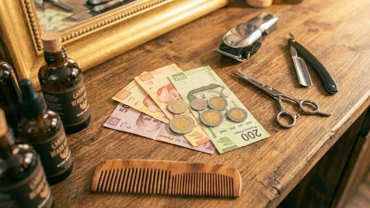 Billetes y herramientas de barbería sobre mostrador en Tulancingo