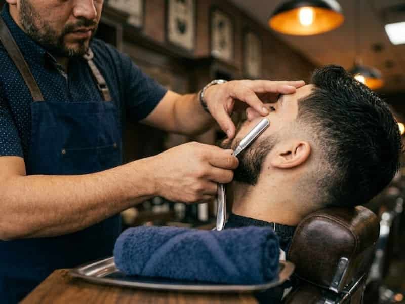 Perfilado de barba con navaja a un hombre en Tulancingo